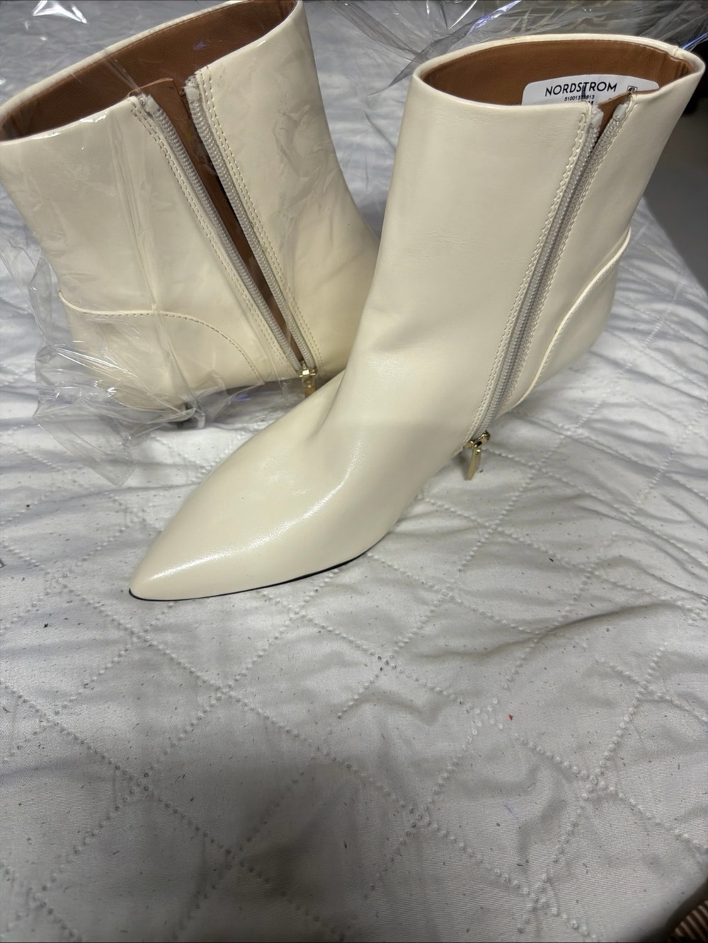 Nordstrom women’s White Pointed-Toe Ankle Boots size 8 M